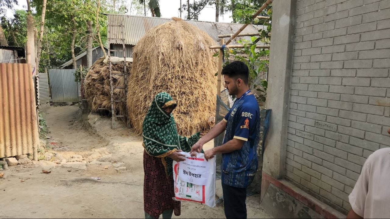 ঈদ উপহার বিতরণ